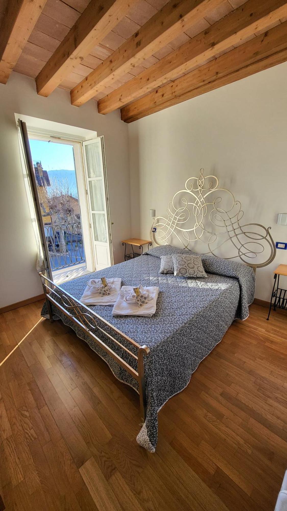Balconi San Giorgio Bed & Breakfast วาเรนนา ภายนอก รูปภาพ